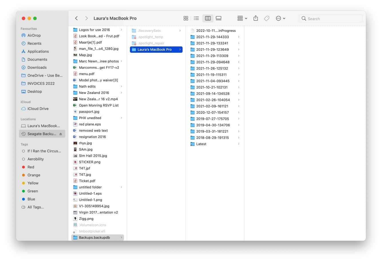 外付けドライブを開き、「Backups.backupdb」を探します