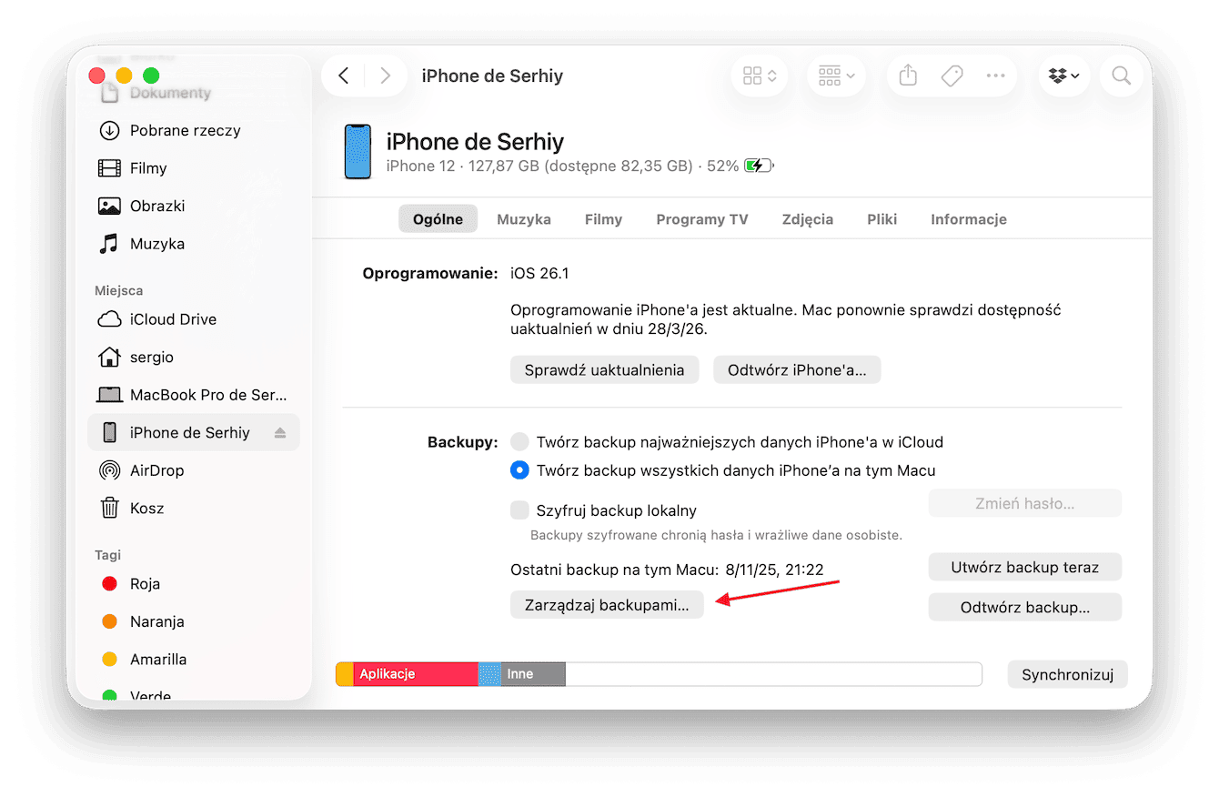 Otw&oacute;rz Finder i kliknij urządzenie iOS w pasku bocznym
