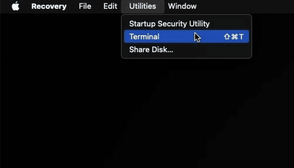 Una volta avviato Recupero di macOS, scegli Utility nella barra dei menu e apri il Terminale
